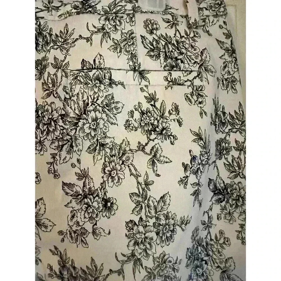 MARIO SERRANI, ITALY WOMEN'S 6 PANTS, STRETCH, WHITE & NAVY FLORAL PRINT, NWOT - Picture 4 of 6